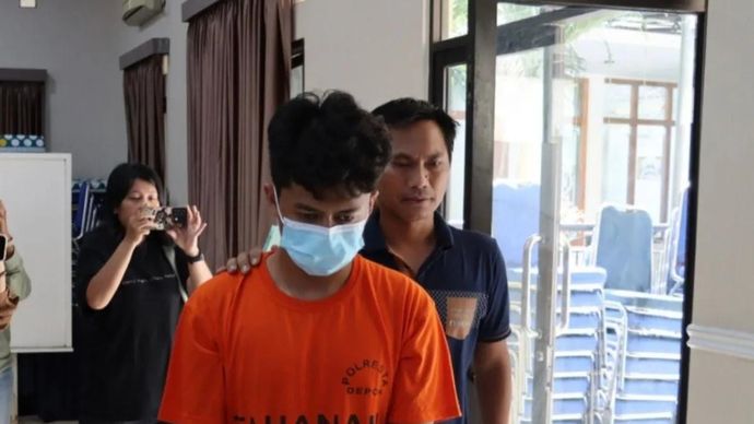 Tersangka H, pelaku kasus teror bom terhadap 10 sekolah di Depok, Jawa Barat, saat dibawa ke Polres Metro Depok, Jawa Barat, Jumat 26 Desember 2025. ANTARA/HO-Humas Polres Metro Depok.