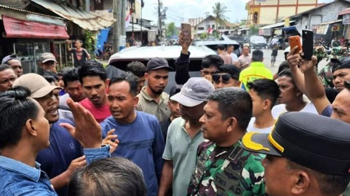 Danrem Lilawangsa Kolonel Inf Ali Imran saat bernegosiasi untuk membubarkan aksi massa pembawa bendera GAM, di Lhokseumawe, Aceh, Kamis, 25 Desember 2025. ANTARA/HO-Korem Lilawangsa/am.