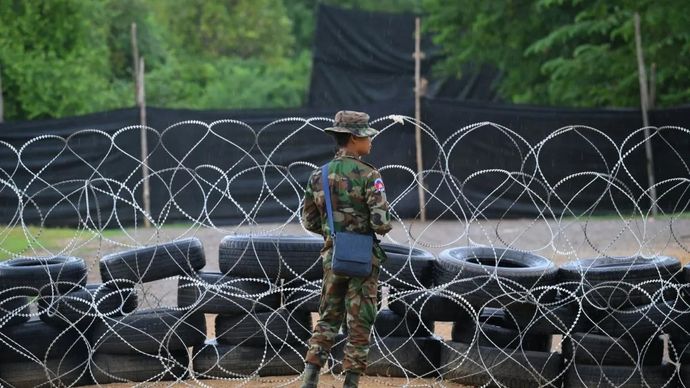 Tentara Kamboja berjaga di kawasan perbatasan Prey Chan, Banteay Meanchey, Kamboja, Jumat, 29 Agustus 2025. Meski gencatan senjata masih diberlakukan, penjagaan ketat kawasan perbatasan tetap dilakukan Tentara Kerajaan Kamboja akibat konflik perbatasan negara mereka dengan Thailand yang dipicu oleh sengketa kepemilikan Kuil Preah Vihear itu. ANTARA FOTO/Aditya Pradana Putra/rwa. (ANTARA FOTO/ADITYA PRADANA PUTRA)
