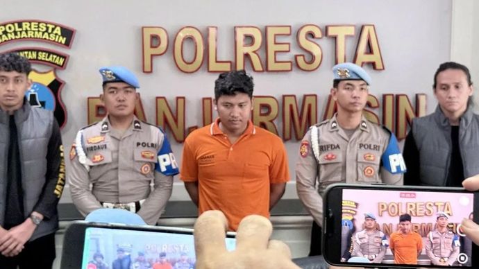 Bripda Muhammad Seili (tengah), anggota Polres Banjarbaru diborgol petugas atas dugaan pembunuhan terhadap mahasiswi Universitas Lambung Mangkurat (ULM) berinisial ZD (20) saat konferensi pers di Polresta Banjarmasin, Kalimantan Selatan, Jumat 26 Desember 2025. ANTARA/Tumpal Andani Aritonang