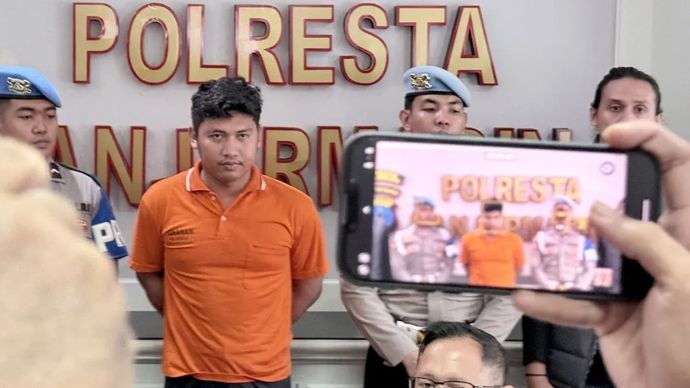 Bripda Muhammad Seili (bayu oranye), oknum Polres Banjarbaru diborgol petugas atas dugaan pembunuhan terhadap mahasiswi Universitas Lambung Mangkurat (ULM) berinisial ZD (20) dalam konferensi pers di Polresta Banjarmasin, Kalimantan Selatan, Jumat, 26 Desember 2025. ANTARA/Tumpal Andani Aritonang