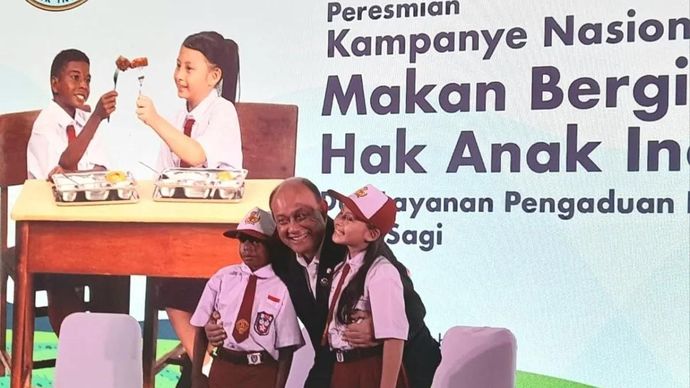 Kepala BGN (tengah) memeluk dua orang siswa SD saat peluncuran kampanye nasional program Makan Bergizi untuk hak anak Indonesia. ANTARA/Lintang Budiyanti Prameswari.