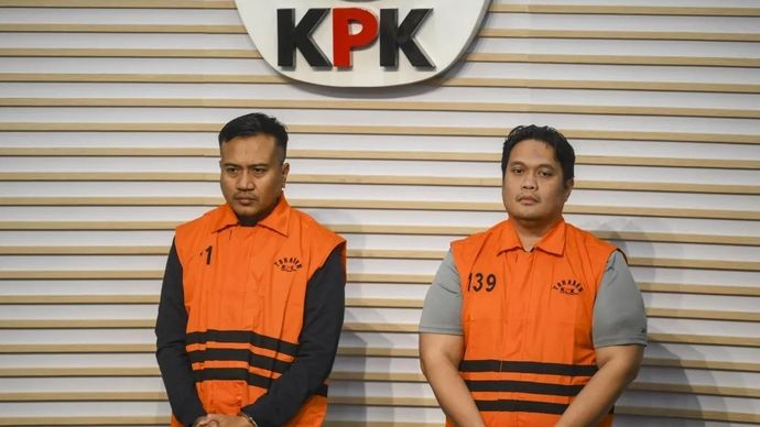 Kepala Kejaksaan Negeri (Kajari) Hulu Sungai Utara (HSU) Albertinus Parlinggoman Napitupulu (kanan) bersama Kepala Seksi Intelijen (Kasi Intel) Kejari HSU Asis Budianto (kiri) mengenakan rompi tahanan saat dihadirkan pada konferensi pers usai terjaring operasi tangkap tangan (OTT) di Gedung Merah Putih KPK, Jakarta, Sabtu, 20 Desember 2025. KPK menahan Albertinus Parlinggoman Napitupulu dan Asis Budianto setelah ditetapkan sebagai tersangka kasus dugaan tindak pidanq korupsi pemerasan dalam proses penegakan hukum di Kejari HSU. ANTARA FOTO/Hafidz Mubarak A/rwa.