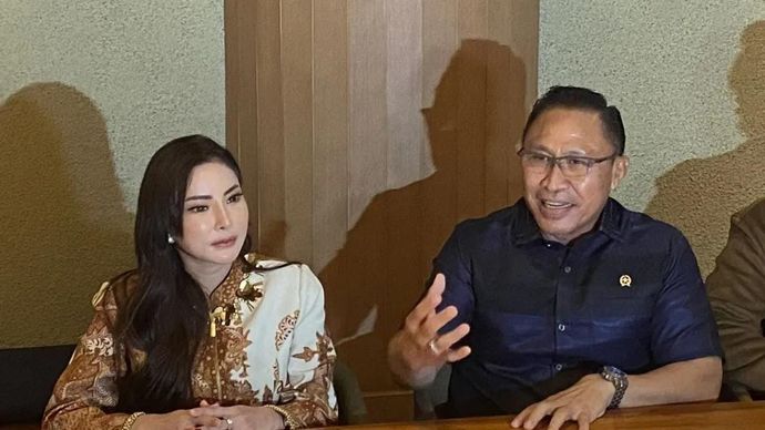 Ketua Umum Gerakan Bela Negara Membangun Indonesia (GBN-MI) Laksamana Pertama TNI (Purn.) M. Faisal Manaf (kanan) dan selebgram Ayu Aulia (kiri) saat jumpa pers di Jakarta, Jumat 26 Desember 2025. ANTARA/Fath Putra Mulya.