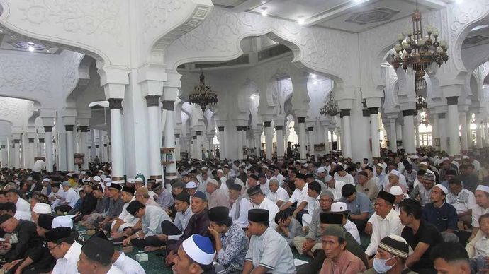 Warga mengikuti doa dan zikir bersama memperingati 21 tahun bencana gempa dan tsunami serta sebulan bencana banjir di Masjid Raya Baiturrahman Banda Aceh di Banda Aceh, Jumat, 26 Desember 2025. ANTARA/M Haris SA
