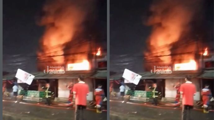 Amuk si jago merah menghanguskan sedikitnya tiga unit rumah toko (ruko) di kawasan komersial Pasar Baru, Bekasi Timur, pada Jumat (26/12/2025) dini hari. Meski wilayah tersebut sempat diguyur hujan lebat, kobaran api justru kian membesar dan meluas dari laporan awal yang hanya mengenai dua ruko.