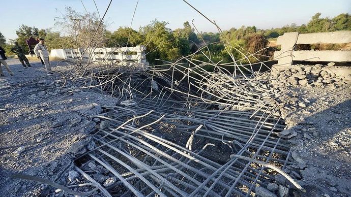 Sebuah jembatan beton yang hancur terlihat di daerah perbatasan antara distrik Chong Kal di provinsi Oddar Meanchey dan distrik Srei Snam di provinsi Siem Reap, Kamboja, Sabtu 20 Desember 2025. ANTARA/Xinhua/HO-Agence Kampuchea Presse/aa.