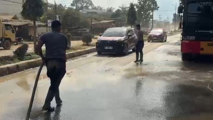 Polri bersihkan jalanan utama Aceh Tamiang dari debu. 
