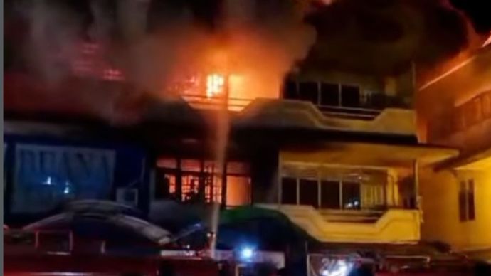 Kebakaran hebat kembali mengguncang Kota Nanga Pinoh, Kabupaten Melawi, Kalimantan Barat. Kali ini, lima unit ruko tiga lantai di Jalan Juang dilaporkan ludes dilalap api pada Kamis malam, 25 Desember 2025.