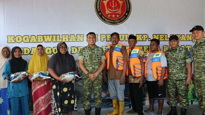 Kogabwilhan III beri bantuan ke masyarakat. 