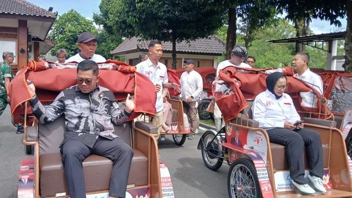 Wali Kota Magelang Damar Prasetyono dan Wakil Ketua Umum Yayasan Gerakan Solidaritas Nasional (GSN) Nanik S. Deyang berkonvoi naik becak listrik di Magelang, Jumat, 26 Desember 2025. ANTARA/Heru Suyitno