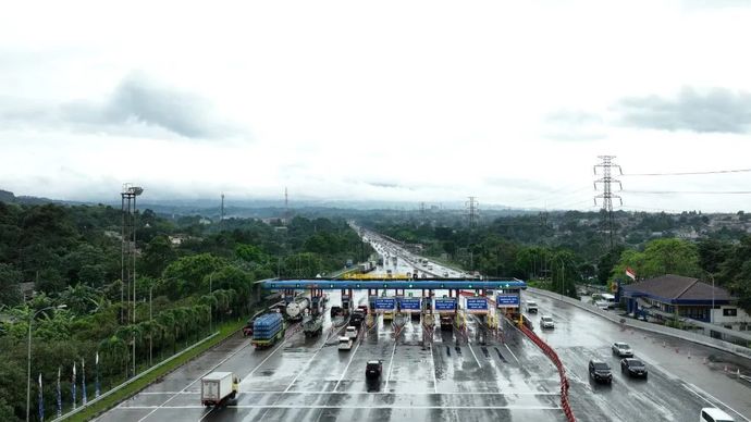 Suasana arus lalu lintas di Gerbang Tol Ciawi menuju wilayah Puncak, Bogor, Jawa Barat. (ANTARA/HO-Jasa Marga)