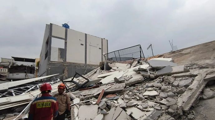 Petugas mengevakuasi bangunan runtuh di kawasan Koja, Jakarta Utara pada Kamis, 25 Desember 2025. (ANTARA/HO-BPBD)