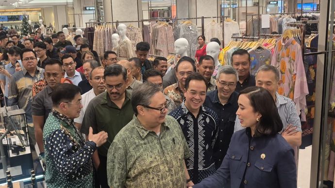 Menteri Koordinator Bidang Perekonomian Airlangga Hartarto bersama Menteri UMKM Maman Abdurahman, Menteri Pariwisata Widiyanti Putri Wardhana, Menteri Perdagangan Budi Santoso.