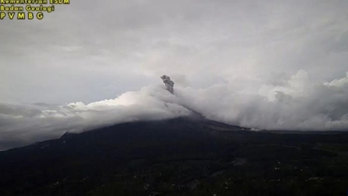 Gunung Semeru kembali erupsi dengan tinggi letusan 900 meter di atas puncak pada Jumat 26 Desember 2025 sore. ANTARA/HO-PVMBG