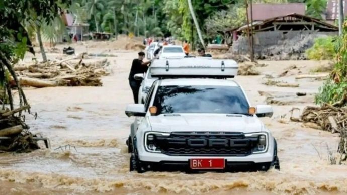 Arsio - Mobil dinas Gubernur Sumatera Utara saat menembus wilayah terisolasi lewat akses darat di Tukka, Tapanuli Tengah, Sumatera Utara, Selasa, 2 Desember 2025. ANTARA/HO-Diskominfo Sumut