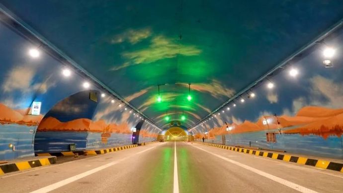 Di Daerah Otonom Uighur Xinjiang di China barat laut, Terowongan Shengli Tianshan, terowongan jalan tol terpanjang di dunia, dan Jalan Tol Urumqi-Yuli yang melintasi Pegunungan Tianshan melalui terowongan tersebut, akan dibuka untuk lalu lintas pada akhir tahun ini, memungkinkan jalan pintas baru yang menghubungkan bagian selatan dan utara Xinjiang. ANTARA/Xinhua.