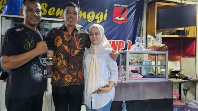 Panji Fajar Pratama (tengah) bersama kedua orang tuanya. 