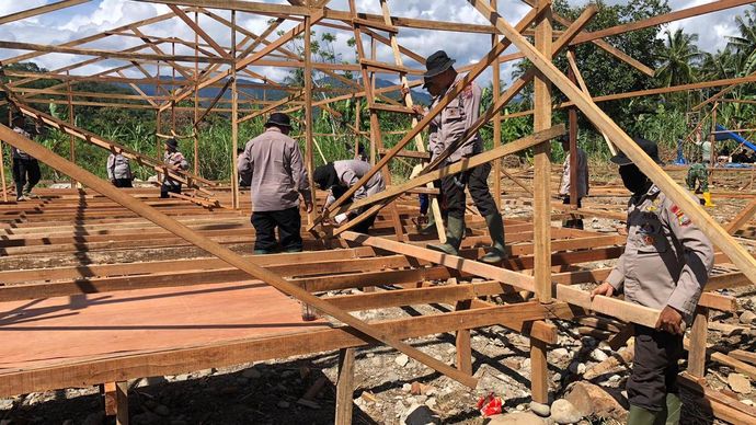 TNI-Polri membangun hunian sementara untuk korban bencana di Pulau Sumatra. 