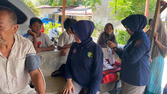 Kepolisian Republik Indonesia melalui Satuan Brimob Polda Sumatera Barat terus menunjukkan kehadiran negara di tengah masyarakat pascabencana alam. Selain fokus pada pemulihan fasilitas umum, Brimob juga memberikan layanan kesehatan gratis bagi warga terdampak di sejumlah wilayah.