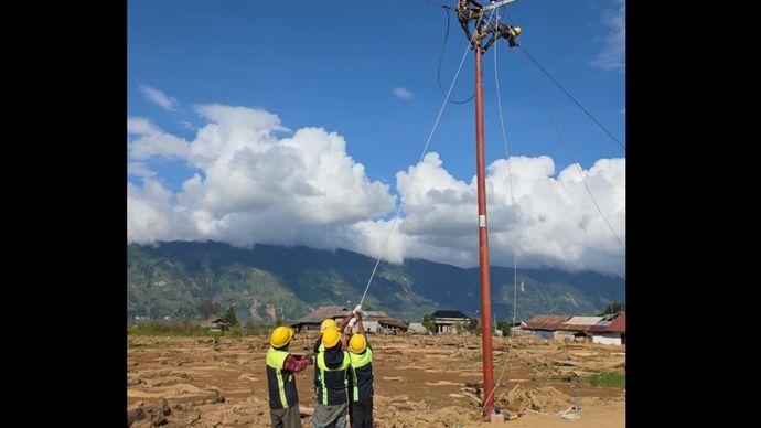 PLN terus berupaya memulihkan listrik di wilayah bencana di Sumatra. 