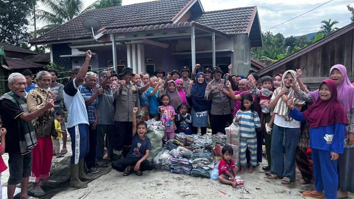 Personel Satuan Brigade Mobil (Satbrimob) Polda Sumbar menyalurkan bantuan pakaian layak pakai di wilayah Kecamatan Palembayan, Kabupaten Agam.