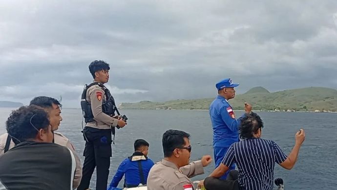 Tim SAR gabungan saat melakukan pencarian empat korban kapal wisata yang tenggelam