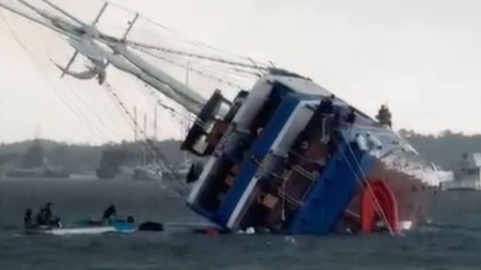 kapal pinisi tenggelam di bali