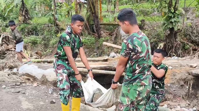 TNI-Polri Berbagi Tugas Bangun Jembatan Darurat di Agam