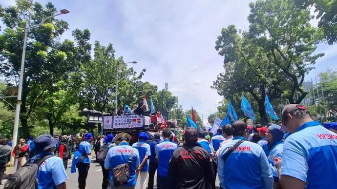 Suasana aksi unjuk rasa terkait UMP 2026 di depan Balai Kota Jakarta, Senin 17 November 2025. (ANTARA/Lifia Mawaddah Putri.)