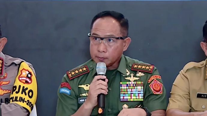 Panglima TNI Jenderal TNI Agus Subiyanto melaporkan dukungan TNI dalam penanganan bencana di Sumatera dalam sesi jumpa pers di Posko Terpadu Penanganan Bencana di Sumatera, Lanud Halim Perdanakusuma, Jakarta, Senin, 29 Desember 2025. ANTARA/HO-BPMI Sekretariat Presiden.