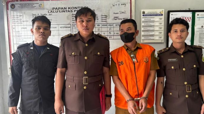 Kepala Dinas Sosial dan Pemerintahan Masyarakat Desa Kabupaten Samosir, Fitri Agus Karokaro, resmi ditetapkan sebagai tersangka