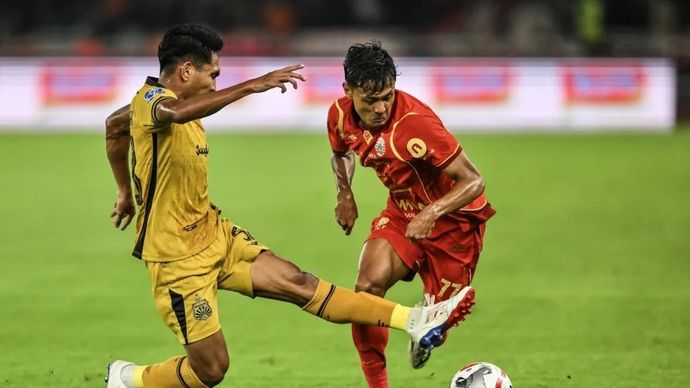 Pesepak bola Persija Jakarta Dony Tri Pamungkas (kanan) berusaha melewati hadangan pesepak bola Bhayangkara Presisi Lampung FC Frengky Deaner Missa (kiri) saat pertandingan BRI Super League di Stadion Utama Gelora Bung Karno (SUGBK), Jakarta, Senin, 29 Desember 2025. ANTARA FOTO/Bayu Pratama S/nz