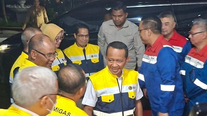 Menteri Energi dan Sumber Daya Mineral (ESDM) Bahlil Lahadalia menyampaikan keterangan kepada awak media dalam konferensi pers, di Integrated Terminal Jakarta, Jakarta, Minggu 28 Desember 2025. ANTARA/Aji Cakti