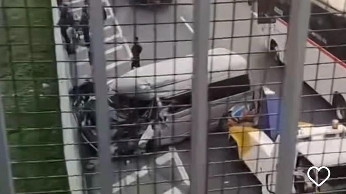 Mobil Toyota Hiace yang ringsek akibat kecelakaan di Jalan Tol Jakarta-Cikampek. 