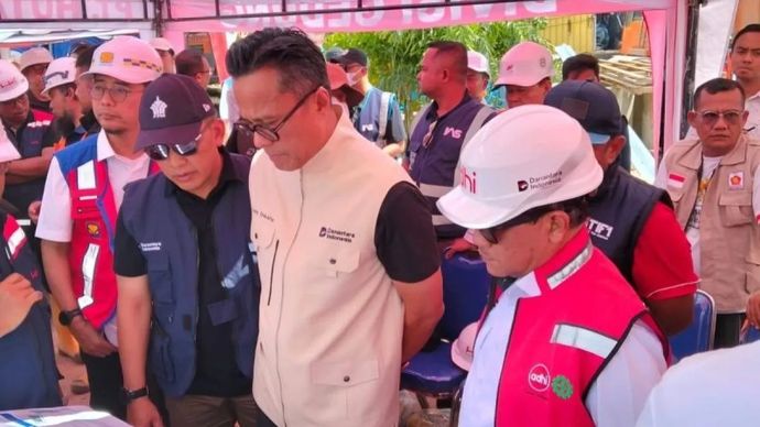 Chief Operating Officer (COO) Badan Pengelola Investasi Daya Anagata Nusantara (Danantara) Dony Oskaria (tengah) saat meninjau proyek pembangunan huntara di samping Masjid Darussalam, Aceh Tamiang. ANTARA/HO-Danantara
