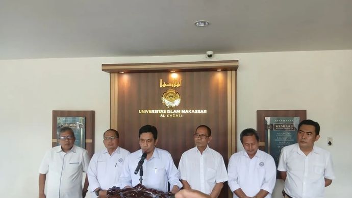Rektor UIM Prof Dr Muammar Bakry (tengah) memberikan keterangan pers terkait pemecatan oknum dosen yang.meludahi karyawan di Makassar, Senin, 29 Desember 2025.ANTARA/HO-Hadjar