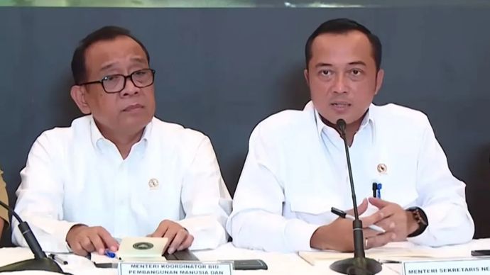 Tangkapan layar - Menteri Sekretaris Negara Prasetyo Hadi (kanan) dalam konferensi pers Pemulihan dan Rencana Strategis Pascabencana Jelang Akhir Tahun di Lanud Halim Perdanakusuma, Jakarta, Senin, 29 Desember 2025. (ANTARA/HO-Youtube Sekretariat Presiden)