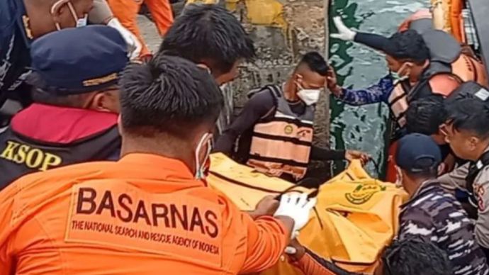 Tim SAR gabungan saat mengevakuasi jenazah korban kecelakaan kapal di perairan Pulau Padar Labuan Bajo, Kabupaten Manggarai Barat, Nusa Tenggara Timur (NTT). ANTARA/HO-Kantor Basarnas Maumere
