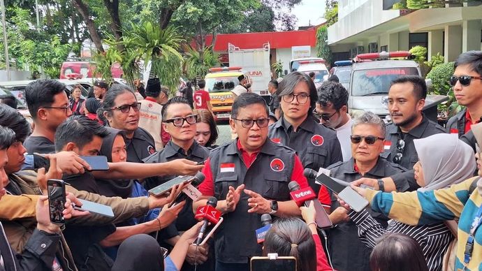 Sekretaris Jenderal DPP PDI Perjuangan, Hasto Kristiyanto, menjawab pertanyaan wartawan di Sekolah Partai PDIP, Lenteng Agung, Jakarta Selatan, Senin 29 Desember 2025. (ANTARA//Fianda Sjofjan Rassat)