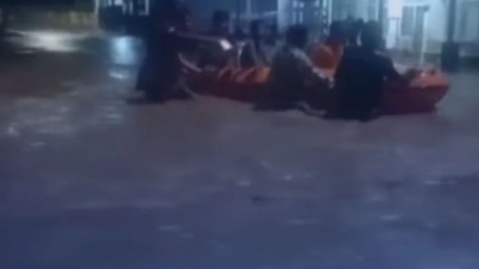 Banjir kembali melanda Kampung Sukamaju, Desa Citasuk, Kecamatan Padarincang, Kabupaten Serang, Banten, Minggu (28/12/2025). Peristiwa tersebut terjadi setelah hujan dengan intensitas tinggi mengguyur wilayah tersebut sejak sore hingga malam hari.