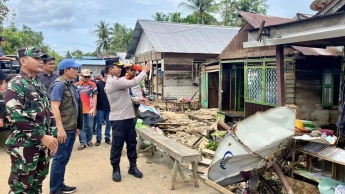 Bupati Balangan Abdul Hadi (kedua kiri) didampingi Kapolres Balangan AKBP Yulianor Abdi dan Dandim 1001/HSU-Balangan Letkol Inf Endra Retno Erowanto meninjau lokasi banjir pascasurut di Kecamatan Tebing Tinggi, Kabupaten Balangan, Kalimantan Selatan, Minggu 28 Desember 2025. ANTARA/HO-Pemkab Balangan