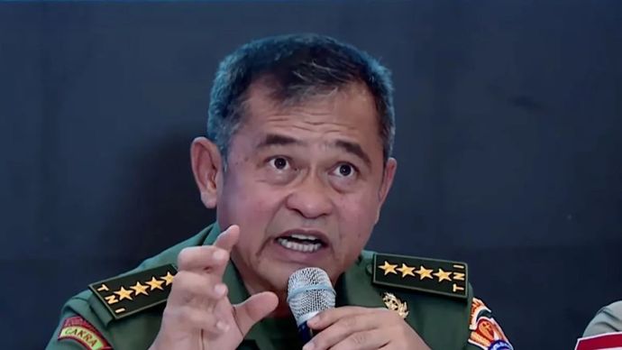 Kepala Staf TNI Angkatan Darat (KSAD) Jenderal TNI Maruli Simanjuntak menjawab pertanyaan wartawan saat jumpa pers di Posko Terpadu Penanganan Bencana Sumatera, Lanud Halim Perdanakusuma, Jakarta, Senin, 29 Desember 2025. ANTARA/HO-BPMI Sekretariat Presiden.