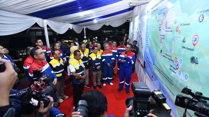 Menteri ESDM Bahlil Lahadalia didampingi Direktur Utama Pertamina Simon Aloysius Mantiri beserta rombongan melakukan peninjauan ke gallery walk di Intergrated Terminal Jakarta dalam acara Kunjungan Satgas Nataru, pada Minggu, 28 Desember 2025