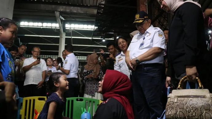 Menteri Pemberdayaan Perempuan dan Perlindungan Anak (PPPA) Arifah Fauzi menyapa seorang anak saat meninjau area bermain di Stasiun Yogyakarta, Jumat, 26 Desember 2025. ANTARA/Luqman Hakim