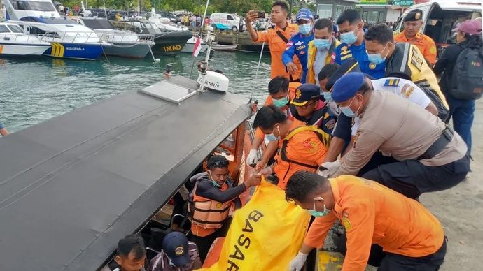Tim SAR gabungan saat melakukan evakuasi jenazah korban kapal tenggelam di perairan Pulau Padar, Labuan Bajo, Kabupaten Manggarai Barat, Nusa Tenggara Timur (NTT). ANTARA/HO-Humas Polres Manggarai Barat/pri.