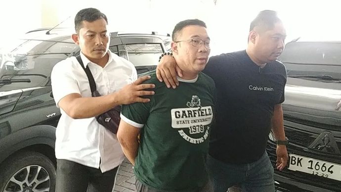 Polisi menggelandang tersangka berinisial SAK di Ditreskrimum Polda Jatim atas kasus dugaan pengusiran dan kekerasan terhadap perempuan lanjut usia Elina Widjajanti (80) di Surabaya. ANTARA/HO.