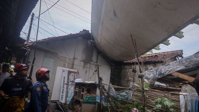 Rumah di Bogor Terimpa Sayap Pesawat
