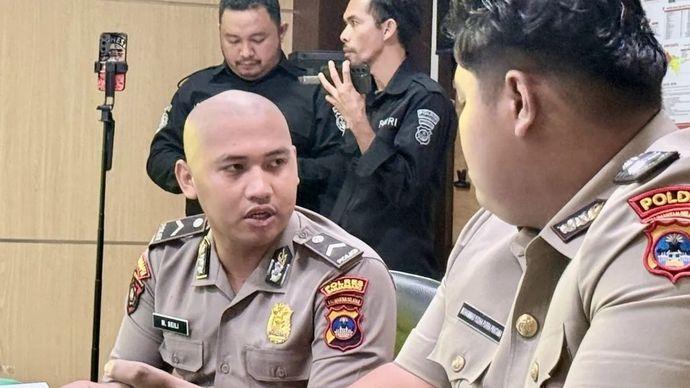 Bripda Muhammad Seili (kiri) anggota Polres Banjarbaru, berdialog dengan pendamping saat mengikuti Sidang Komisi Kode Etik Polri (KKEP) atas kasus pembunuhan terhadap mahasiswi Universitas Lambung Mangkurat (ULM) berinisial ZD (20) di Mapolres Banjarbaru, Kalimantan Selatan, Senin, 29 Desember 2025. ANTARA/Tumpal Andani Aritonang