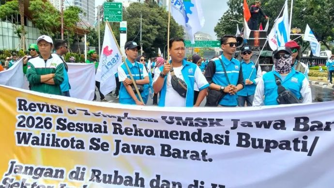 Massa buruh dari Konfederasi Serikat Pekerja Indonesia (KSPI) yang didukung Partai Buruh menggelar demonstrasi di kawasan Patung Kuda, Jakarta Pusat, Selasa (30/12/2025), menuntut pengembalian besaran upah minimum sektoral kabupaten/kota (UMSK) di 19 kabupaten/kota di Jawa Barat pada 2026. ANTARA/Juliyanti.